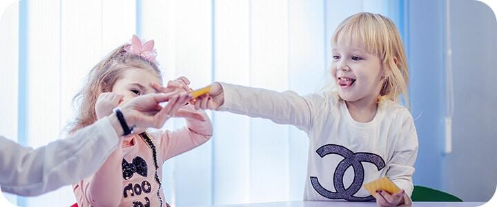 Duas meninas brincando na sala de aula com as metodologias ativas | Sponte