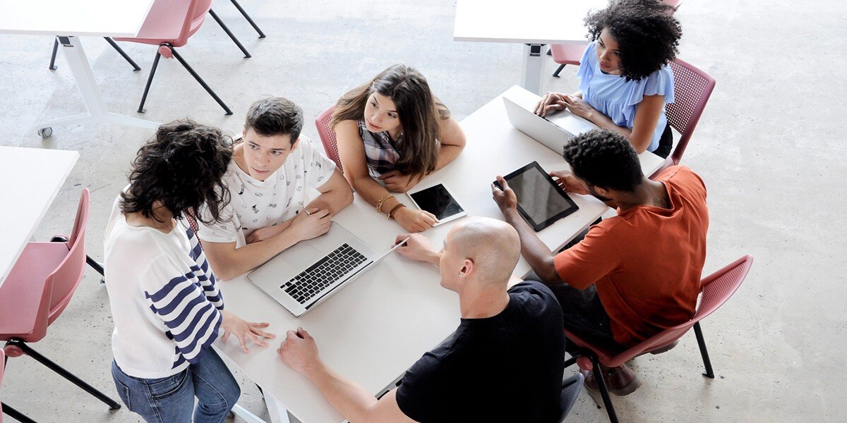 Gestão financeira escolas de idiomas: Está fazendo isso certo? | Sponte